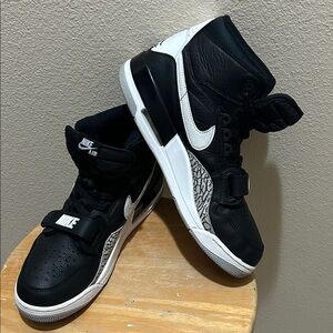 Jordan Legacy 312 Black White. AV3922-001.